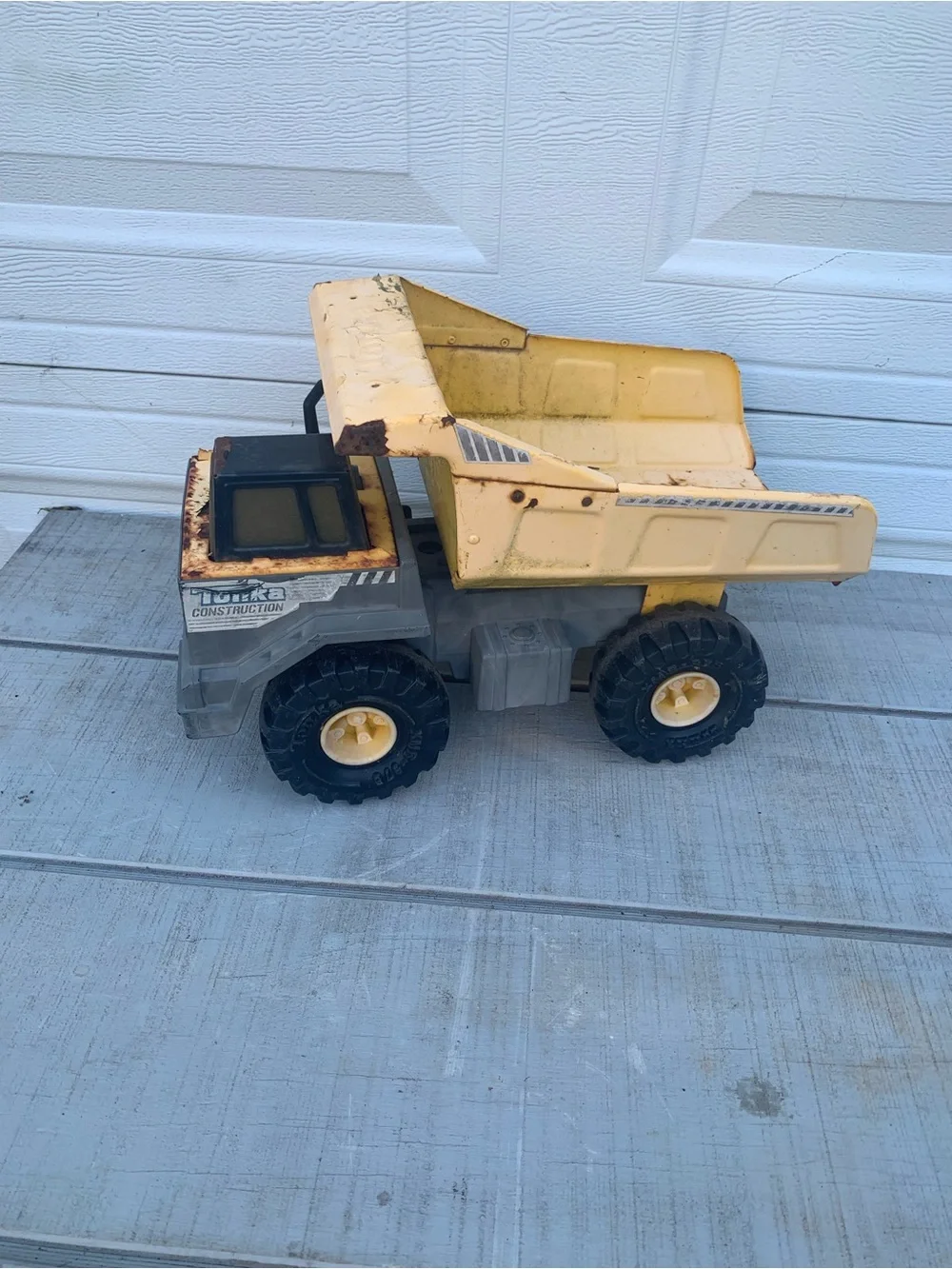 Vintage 1999 Mighty Tonka Dump Truck Model 768 Pressed Steel XMB-975